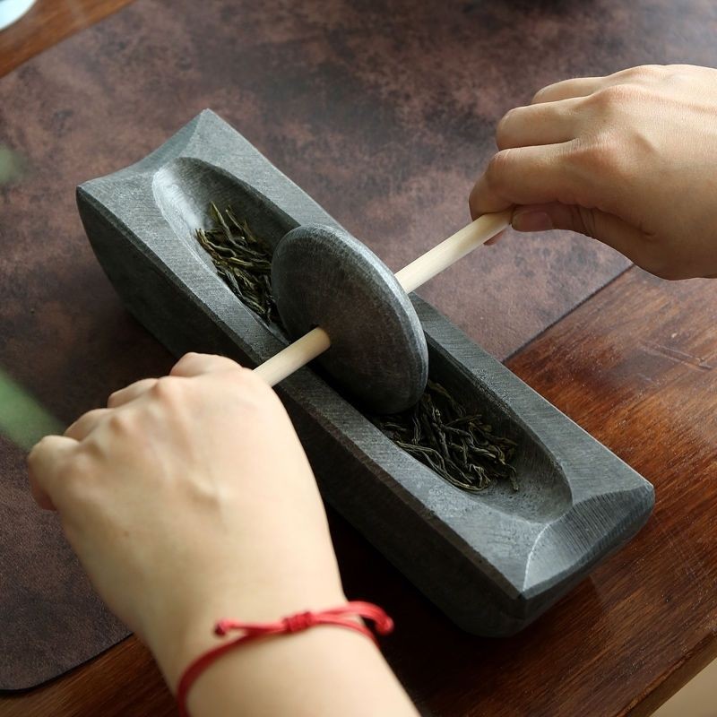 บดชาด้วยโมลและสากจากหินสีน้ำเงิน เครื่องบดยาจีนแบบดั้งเดิม