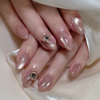 Sophiaura เล็บปลอมรูปอัลมอนด์รูปทรงวงรีสั้นกดบนเล็บด้วยกาว