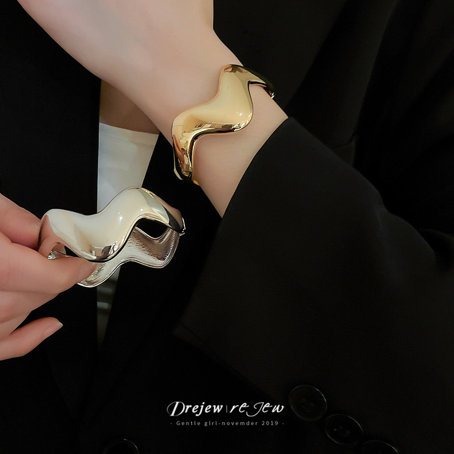 เดรช ยุโรปและอเมริกาไม่สม่ําเสมอหยักมันวาวเปิดสร้อยข้อมือ 2025 ใหม่สไตล์เย็นสร้อยข้อมือคุณภาพสูงเครื่องประดับมือ