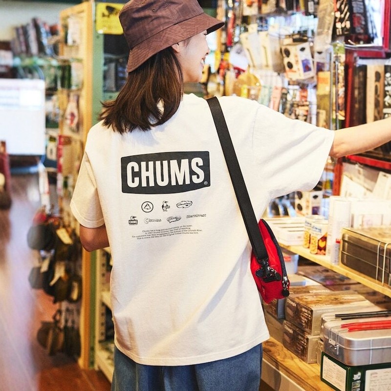 CHUMS x FREAKS STORE ผ้าฝ้ายพรีเมี่ยม 100% Unisex ลูกเรือคอคลาสสิกพิมพ์สบายๆหลวมเสื้อยืดหลวม