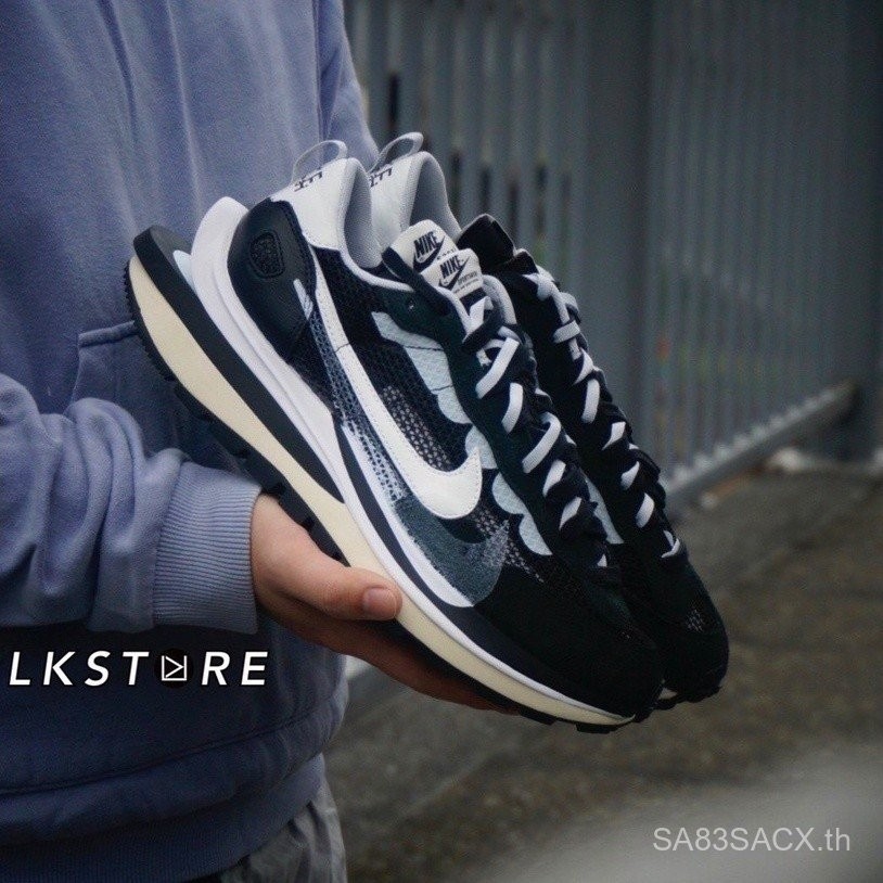 {ของแท้} Nike vaporwaffle x Sacai สีดำและสีขาวรุ่นร่วมรุ่นรุ่นแรกพื้นหนา CV1363-001 onwk