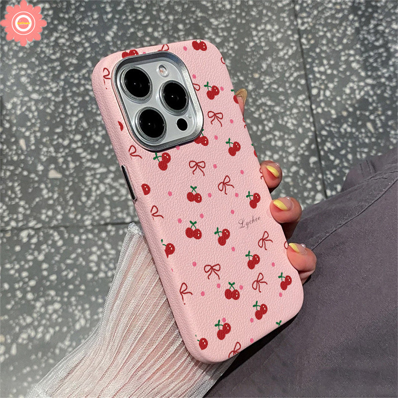 อินเทรนด์การ์ตูนลายจุดสีแดงเชอร์รี่น่ารัก Bowknot สําหรับ IPhone 13 16 11 15 14 12 Pro Max 16 15 14 Plus XR X XS Max 16Plus โลหะหรูหราเลนส์กรอบหนังกรณี