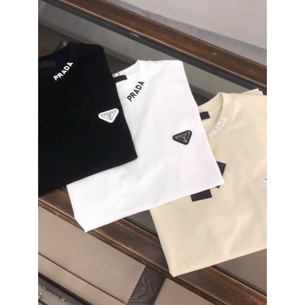 เสื้อยืด PRADAS สไตล์ใหม่คอกลมป้ายสามเหลี่ยมคลาสสิกลําลองเสื้อยืดแขนสั้นเรียบง่ายผู้ชายผู้หญิงสไตล์เดียวกัน Col