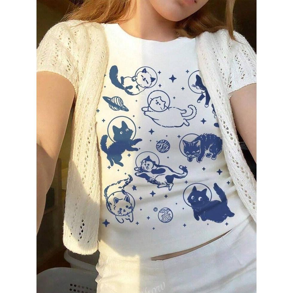 Hustlin เสื้อยืดครอปผู้หญิง Croptop Babytee ลายแมวอวกาศสุดคิ้วท์ ผ้าคอตตอน 100% ลายพิมพ์สีน้ำเงิน