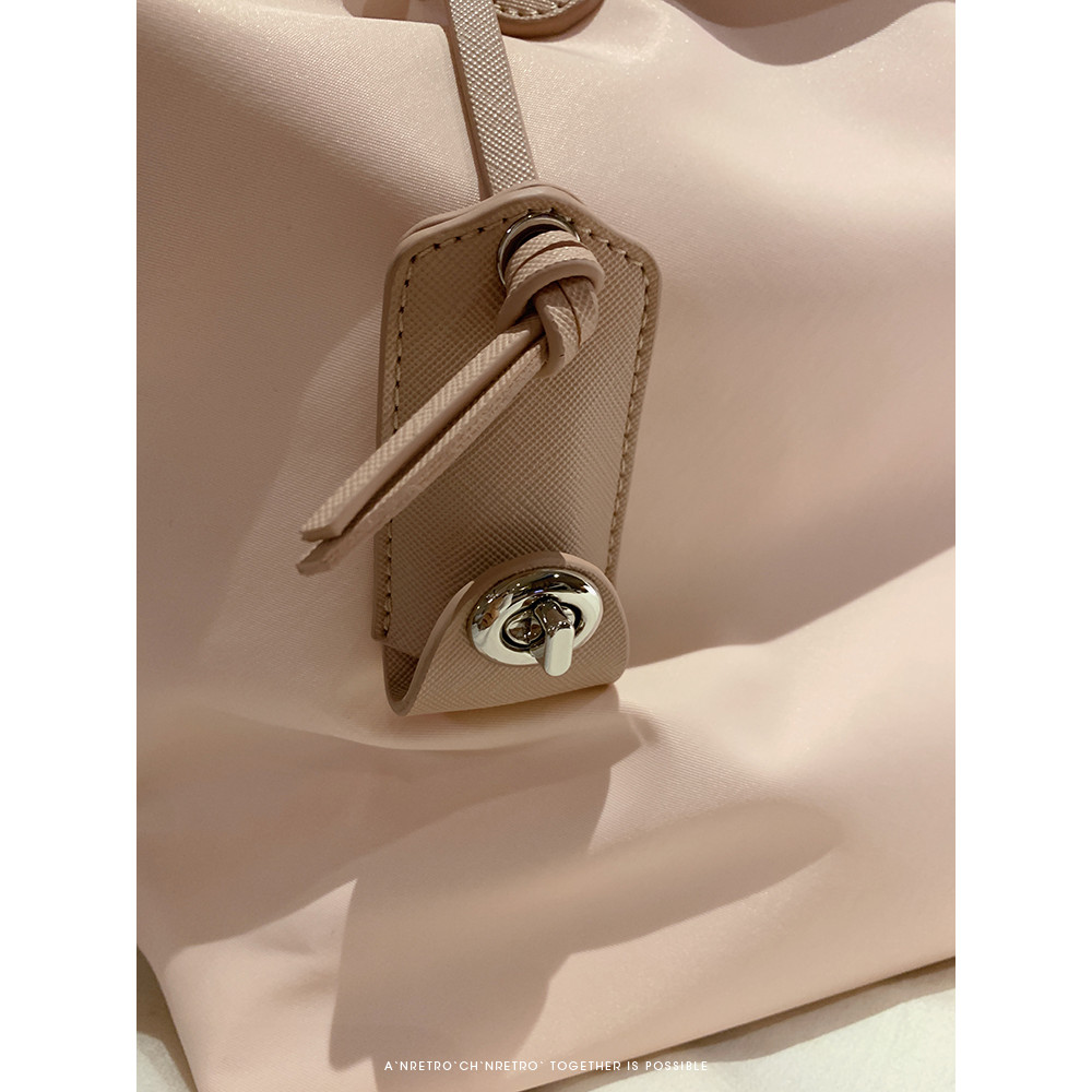 TRENDY POUCH   หวาน กระเป๋าถือ  ความจุสูง การเดินทาง ยามว่าง เรียบง่าย แบบพกพา กระเป๋าใบใหญ่