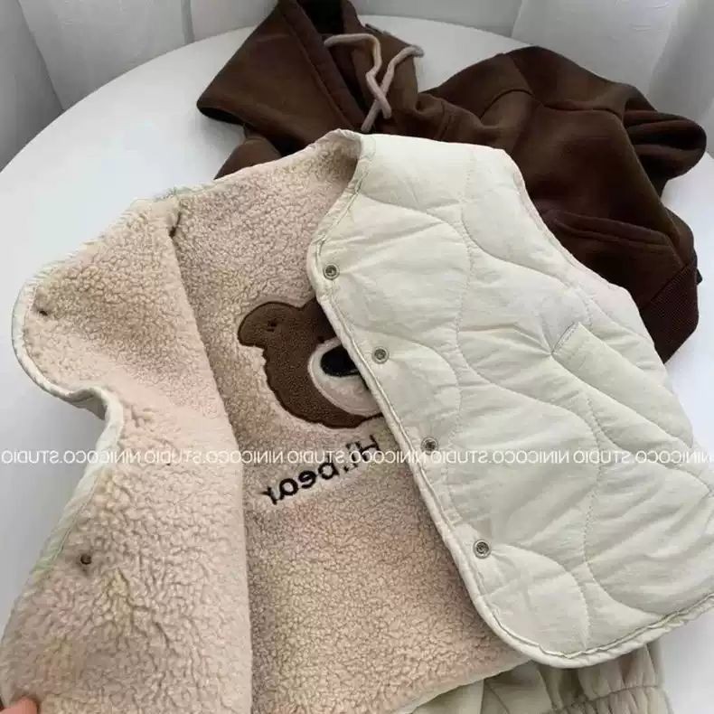 สองด้านสวมใส่ฤดูใบไม้ร่วงฤดูหนาวสไตล์เกาหลีรุ่นเนื้อแกะเสื้อกั๊กขนาดเล็กขนาดกลางเด็กน่ารักการ์ตูนปักสองด้านสวมใส่เสื้อกั๊กเสื้อกั