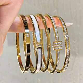 สร้อยข้อมือเหล็กไทเทเนียมสีทองระดับไฮเอนด์ฝังเพชรทรงกลมเครื่องประดับสไตล์อเมริกันยุโรปเหมาะสําหรับของขวัญผู้หญิงหรูหราสําหรับเพื่อน