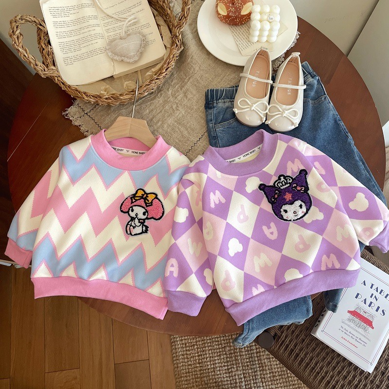 เสื้อกันหนาวแขนยาวสำหรับหญิงสาว ผลิตจากผ้าไหมนมและขนแกะ ออกแบบมาให้อบอุ่นในฤดูใบไม้ร่วงและฤดูหนาว