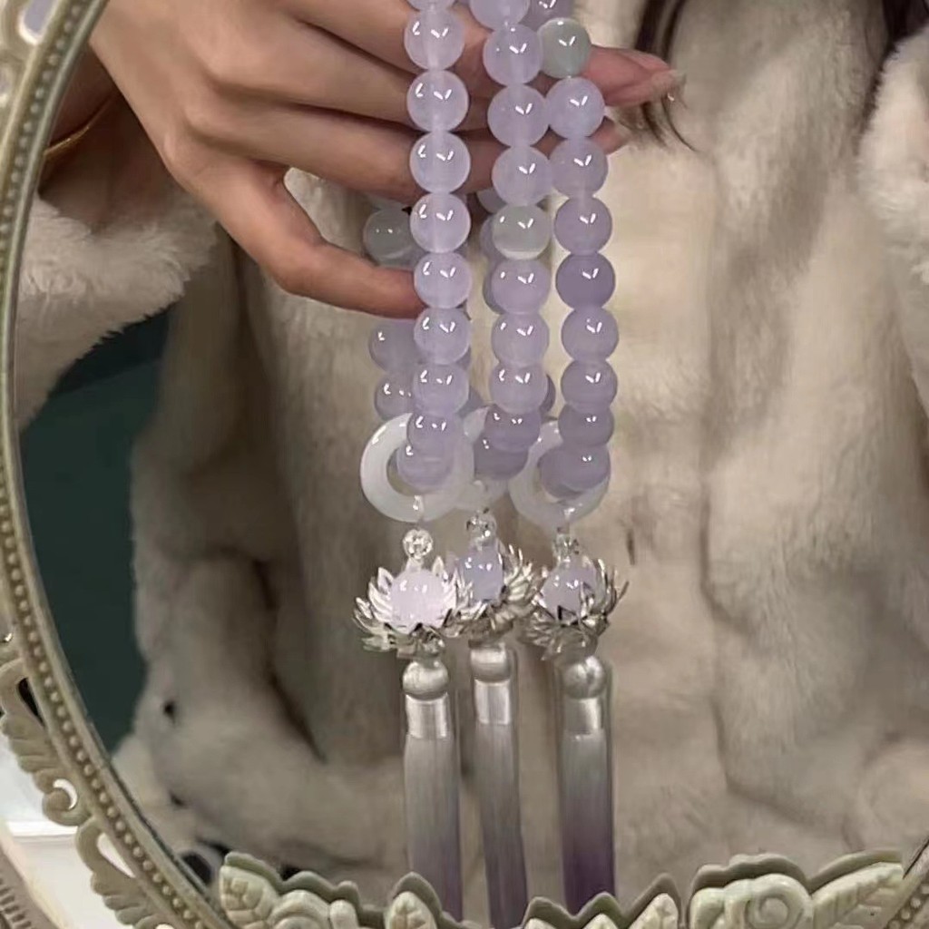สร้อยข้อมือพู่ดอกบัวสาวไล่โทนสีสีม่วงถือลูกปัดขนาดใหญ่
