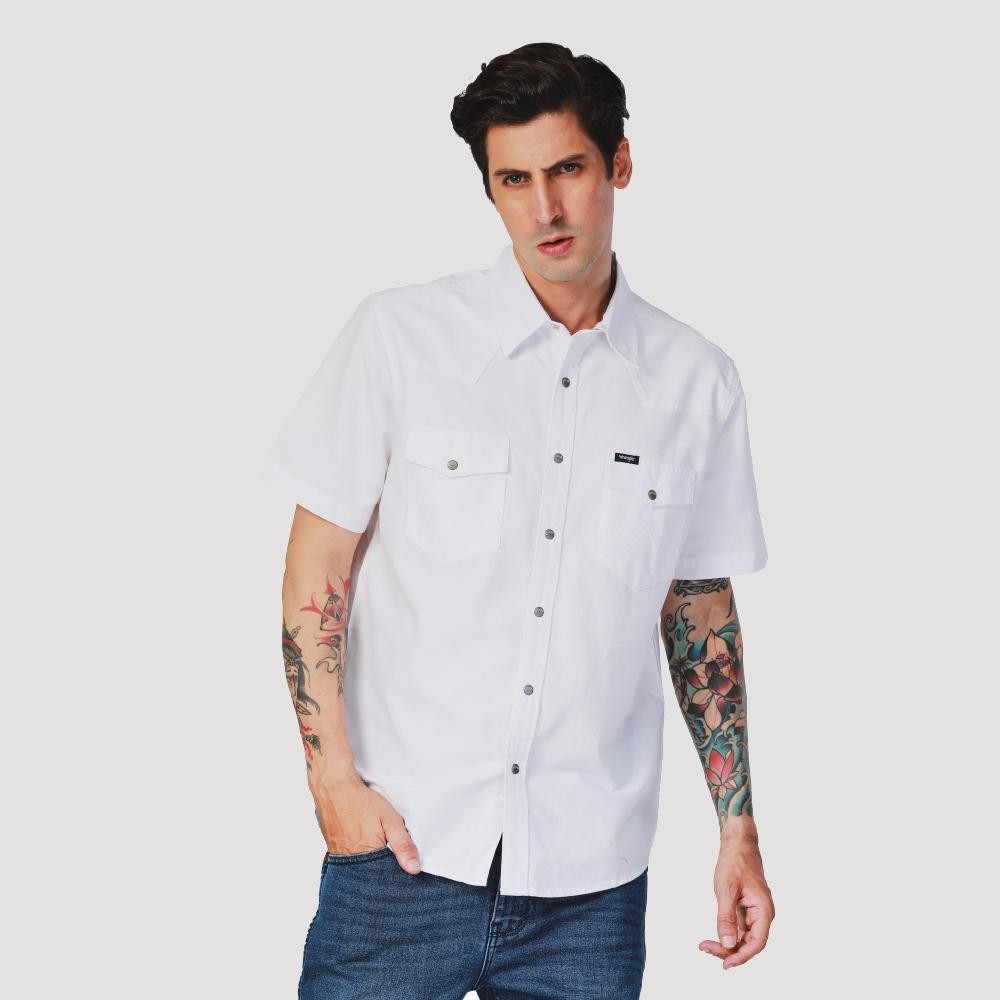 WRANGLER เสื้อเชิ้ตแขนสั้นผู้ชาย คอลเลคชั่น Legend Of Wrangler FW24 รุ่น WR F224MSHSN14 สีขาว