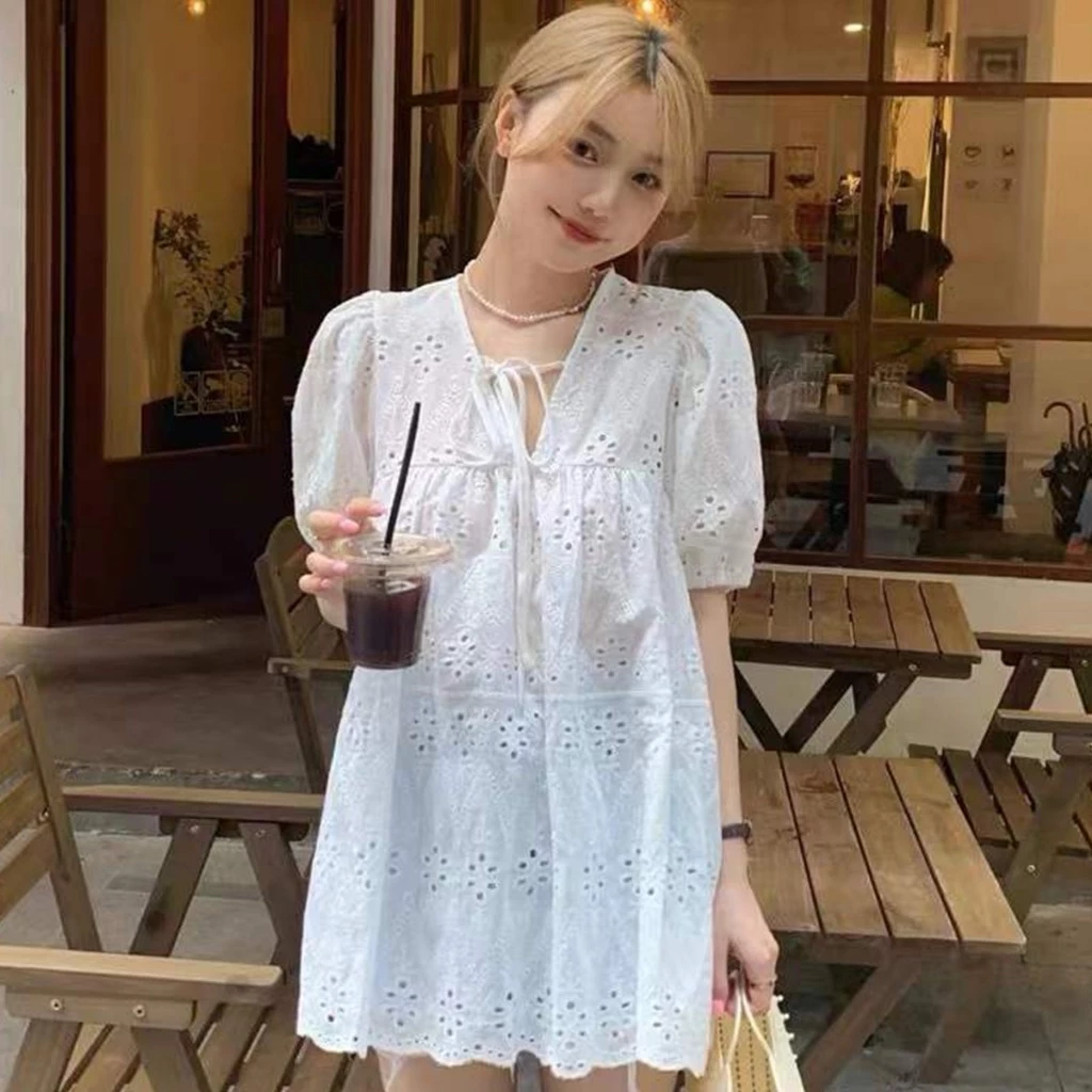 เสื้อเชิ้ตลูกไม้สีขาว สไตล์ทันสมัยสง่างาม ทรงหลวม มีหลายไซส์ให้เลือก ลําลอง คอวี