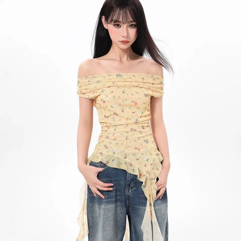 เสื้อแขนสั้นเปิดไหล่ลายดอกไม้พร้อมการออกแบบชายเสื้อไม่สม่ําเสมอ thumbnail 4
