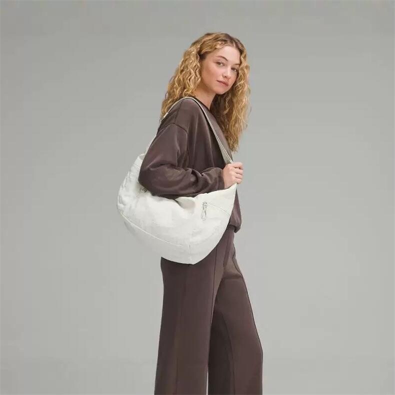 Lululemon Slouchy Sling Bag กระเป๋าสะพายความจุขนาดใหญ่กระเป๋าสะพายข้างกันน้ําฟิตเนสโยคะกระเป๋า