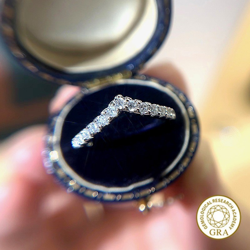 [ใบรับรอง Gra ฟรี] แหวน Moissanite ฝังไมโครรูปตัว V ประณีตแฟชั่น