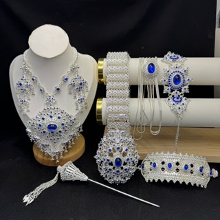 ชุดสร้อยคอสีเงินประดับด้วยพลอยสีน้ำเงิน เข้าเซต พร้อมใส่ เข็…