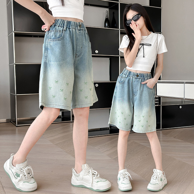 2025 กางเกงขาสั้นเดนิมปักผีเสื้อสีเขียวสำหรับเด็กผู้หญิง กางเกงหลวมยาวกลาง