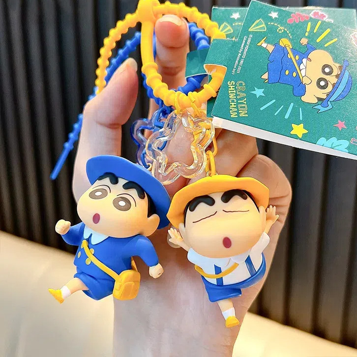 ของแท้ Crayon Shin-Chan School Series พวงกุญแจ/ตุ๊กตาการ์ตูนกระเป๋าเป้สะพายหลังเครื่องประดับ Claw Machine ของขวัญ
