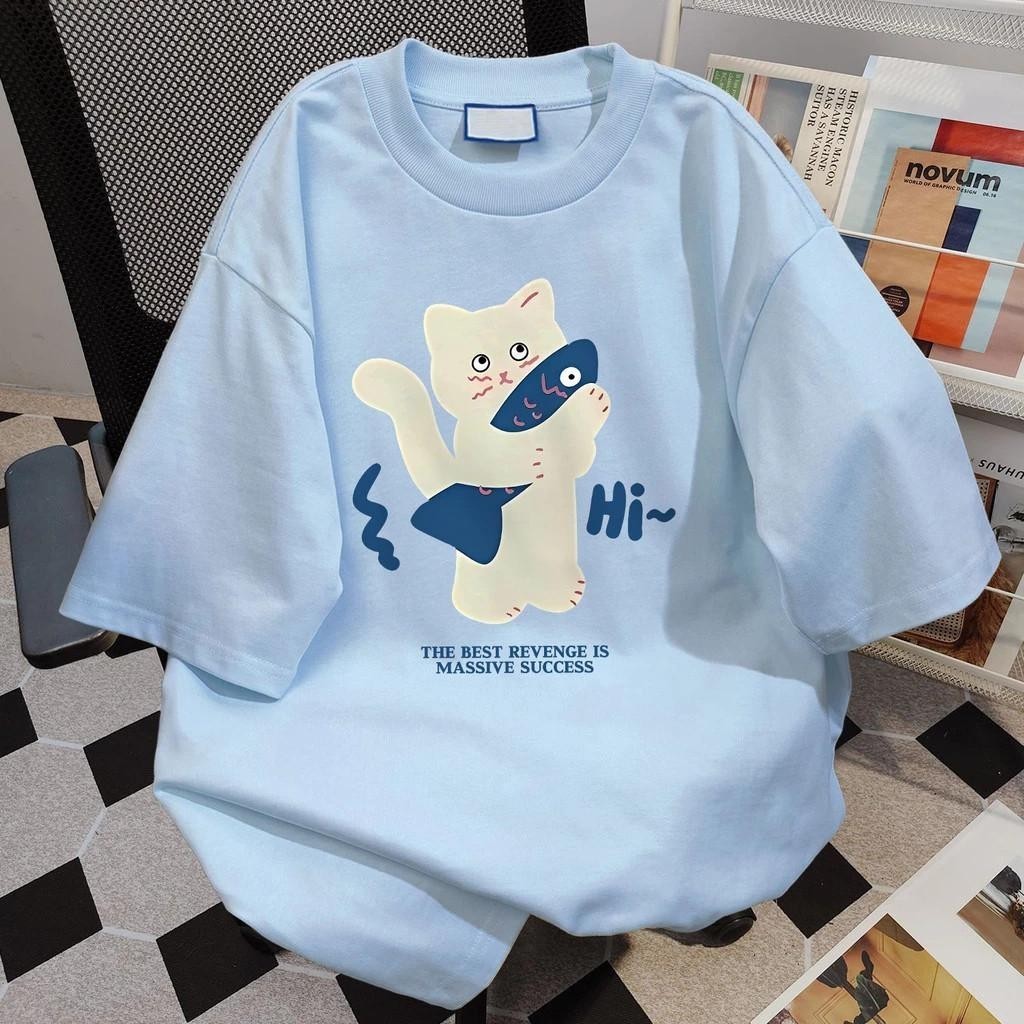 Teddy Tee🐟เสื้อยืดผู้หญิง เสื้อยืดหลวมๆ สวมใส่สบาย พิมพ์ตัวอักษร "Cat fish hi" ผ้าฝ้าย100% ตัวการ์ตูนน่ารัก สไตล์เกาหลี