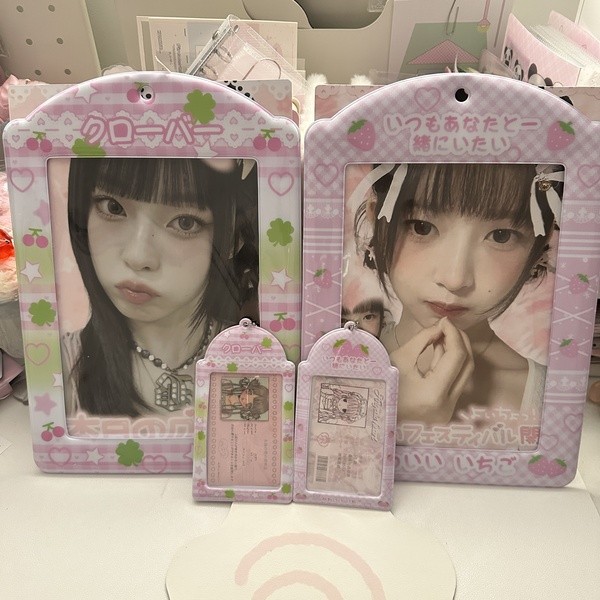 สตีฟ ลูกไม้สีชมพูน่ารักสตรอเบอร์รี่โคลเวอร์สี่ใบเชอร์รี่ ก4/3 นิ้วผู้ถือบัตรภาพถ่ายพวงกุญแจ