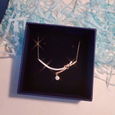 Swarovski LIFELONG HRT Knotted Heart การออกแบบโรแมนติกสร้อยคอหญิง Smile Lock Heart เพชรเดี่ยว Knot C