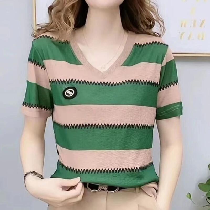 แขนสั้นผู้หญิง ใหม่เสื้อยืดลายทางหลวมและอเนกประสงค์พร้อมฐานกระชับสัดส่วนและอินเทรนด์แฟชั่นและเรียบง่ายคอวีด้านบน