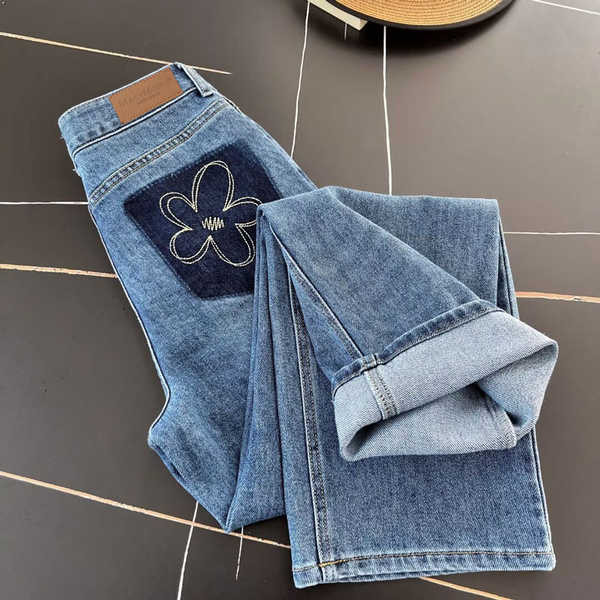 ยีนส์สาวอวบ belin star ดีไซน์เฉพาะสีตัดกันตรงขากว้างขายาวปักลายดอกไม้เล็กเอวสูงหลวมแมทช์ลุคง่ายกางเก