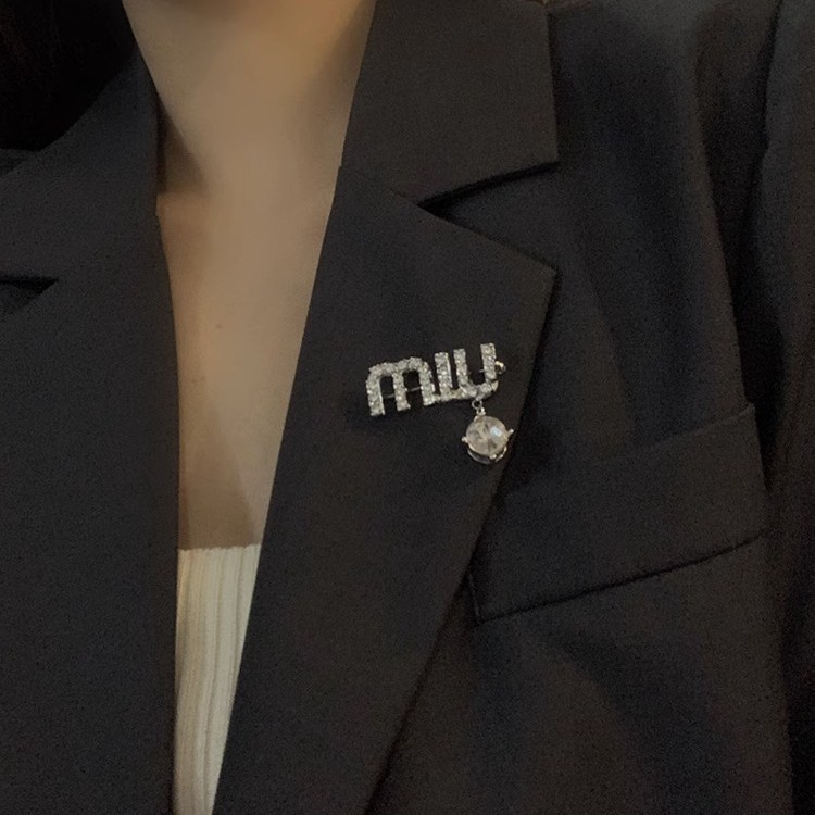 เข็มกลัดตัวอักษรเพทายระดับไฮเอนด์ที่สวยงามฤดูใบไม้ร่วงและฤดูหนาวเสื้อแฟชั่น PIN