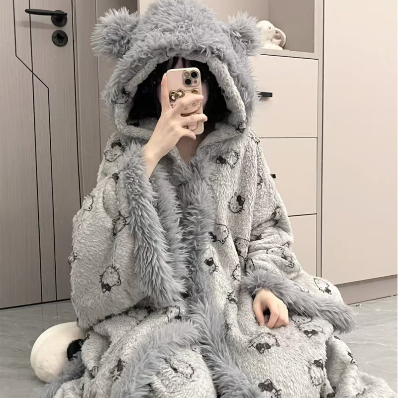 ใหม่ Hello Kitty Homewear ชุดราตรีสีเทาบุขน2024ปีชุดคลุมมีฮู้ดน่ารักระดับไฮเอนด์สำหรับฤดูหนาว