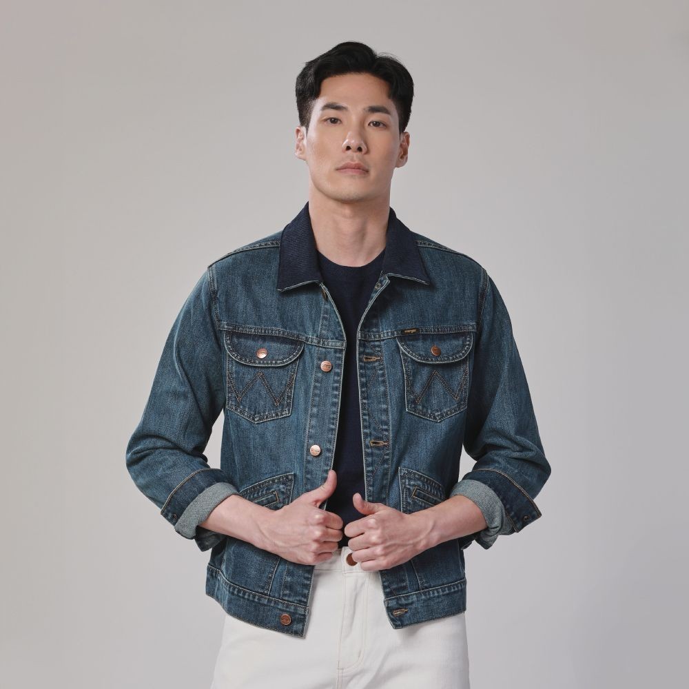 WRANGLER เสื้อแจ็กเก็ตผู้ชาย คอลเลคชั่น Legend Of Wrangler FW24 รุ่น WR F124MJKTN01 สียีนส์กลาง