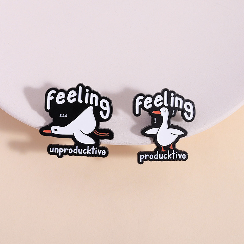 เป็ดน่ารักการ์ตูนเข็มกลัดตลกข้อความ Fleeing Productive ป้ายโลหะสร้างสรรค์สัตว์ Lapel Pin กระเป๋าเป้สะพายหลัง AccessoriesJewelry ของขวัญ