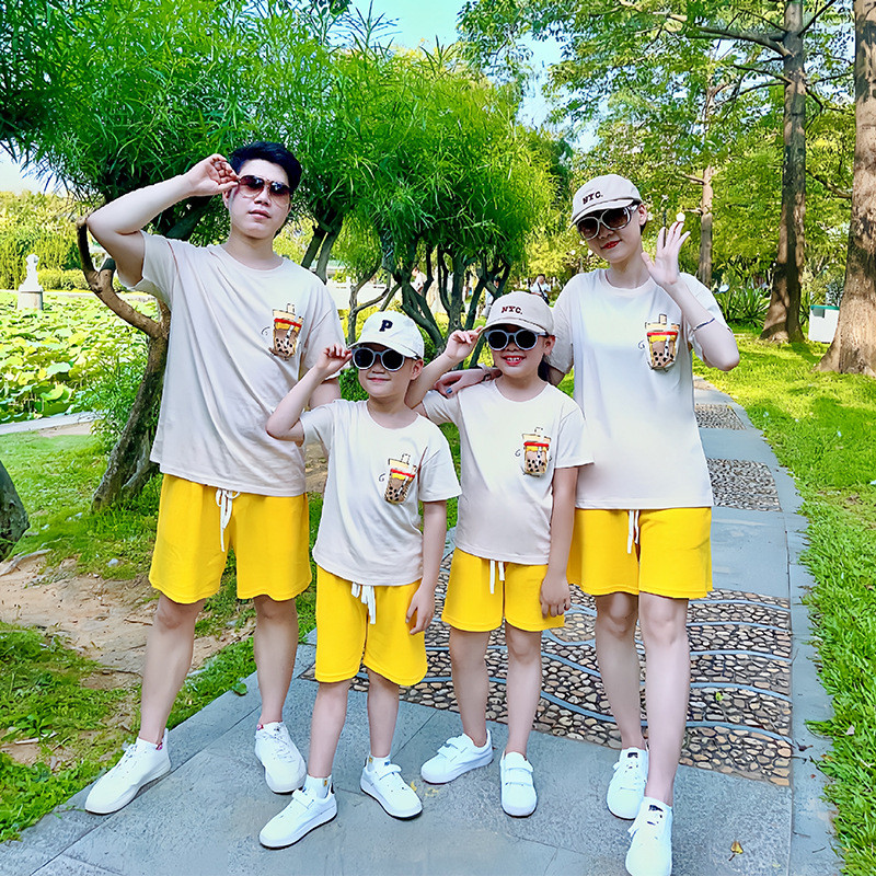 ชุดเสื้อครอบครัวฤดูร้อน 2025 รุ่นใหม่ เสื้อยืดลายถ้วยนมชาน้ำตาล 3D