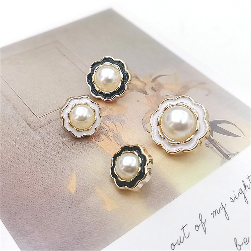 10-Pack Elegant Pearl ปุ่มดอกไม้สีดําสีขาว 12.5/18/25 มม.ปุ่มเย็บผ้าพลาสติกสําหรับชุด Blazer Decor Minimalist ดอกไม้ DIY Craft อุปกรณ์เสริม