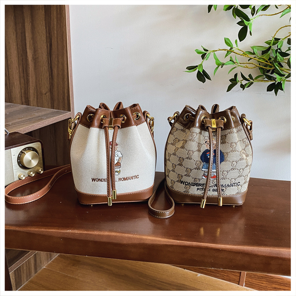 Bear ปัก Ladies Bucket Bag Fashion All-Match Drawstring Shoulder Messenger Bag Retro Texture Shoulder Bag