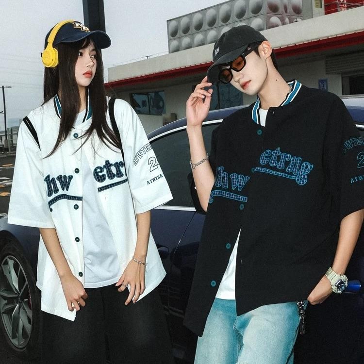 💥BECoolMan💥เสื้อเชิ้ตทรงหลวมสไตล์อเมริกันวินเทจ ปักลายตัวอักษร ชุดคู่รักแฟชั่นแมทช์ง่าย เสื้อลำลองทรงหลวม