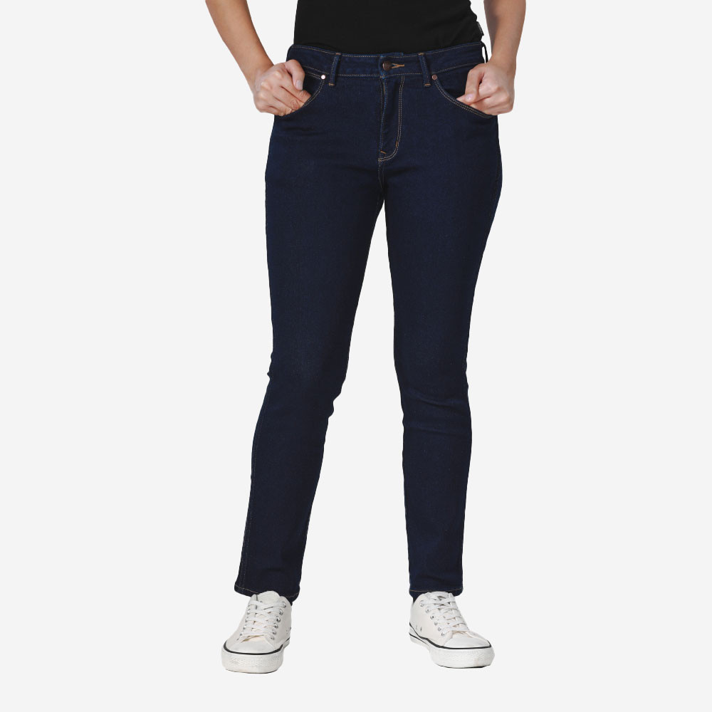 WRANGLER กางเกงยีนส์ผู้หญิง เอวกลาง ทรงเข้ารูป ทรง Lara รุ่น WR SC24WLARC01 สียีนส์เข้ม