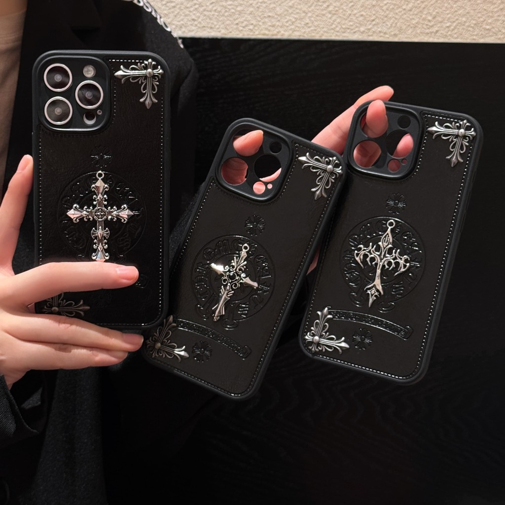 3D โลหะหนังสําหรับ iPhone 17 Pro Max 16 15 14 13 12 11 Pro Max 16 14 15 Plus X XSMAX XR Emboss ออกแบบ Full Coverage เลนส์ป้องกันการออกแบบรู Anti Falling ฝาครอบ