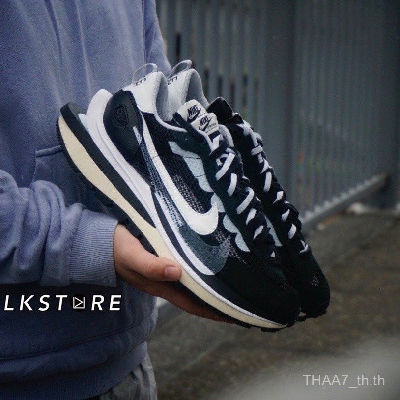 {ของแท้} Nike vaporwaffle x Sacai รุ่นร่วมสีดำและสีขาวรุ่นแรกพื้นหนา CV1363-001 kvtu