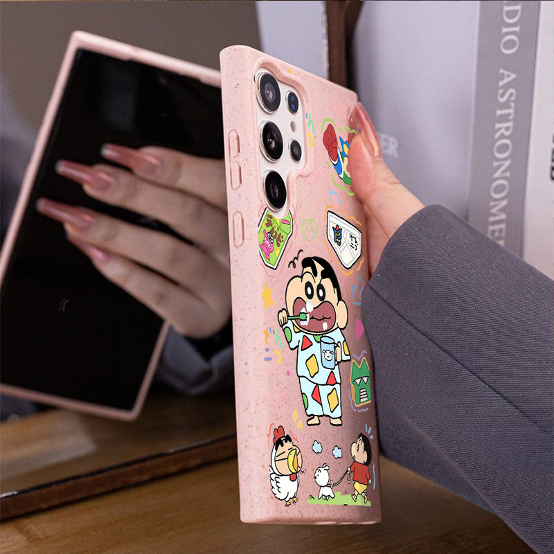 SAMSUNG น่ารักเครยอนชินจังชุดนอนที่จะล้างและเดินสุนัขเป็นมิตรกับสิ่งแวดล้อมข้าวสาลีฟางสําหรับsamsung S25 Ultra S25 Plus S24/S23/S22/S21/S20 FE A12 A13 14 A15 A53 A55 ฝาครอบกันกระแทก