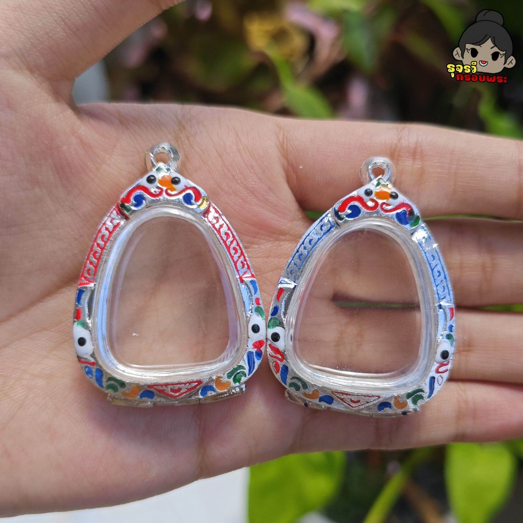 (จัดส่งเร็ว) กรอบพระปิดตา กรอบพระเงินผสมลงยา | ใส่พระ ปิดตา | กว้าง2.7*สูง3.2ซม.(ขนาดจอกระจก) | มีห่วงและยางรองแถมให้