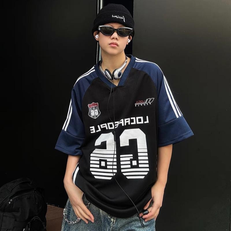 💥BECoolMan💥เสื้อเจอร์ซีย์วินเทจคอวีสไตล์อเมริกัน ฮิปฮอปลำลองหลวมแขนสั้น เสื้อฤดูร้อนแบบไฮสตรีทแมทช์ลุคง่าย