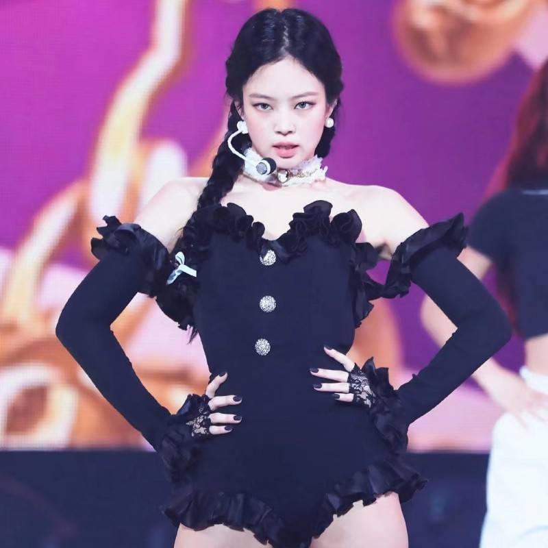 Jennie Kim Ji-Ni Zhang Yuqi สไตล์เดียวกัน Palace ไหล่เดียวสีดําเพลงชุดเต้นรําเกาหลีสาวกลุ่มสไตล์เครื