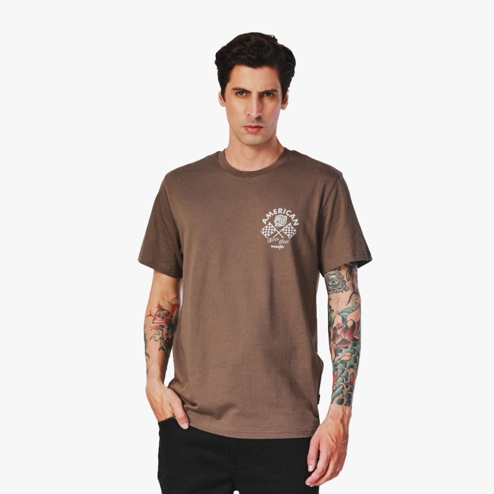 WRANGLER เสื้อยืดแขนสั้นผู้ชาย คอลเลคชั่น Biker ทรง Regular รุ่น WR F424MTSSN34 สีน้ำตาล