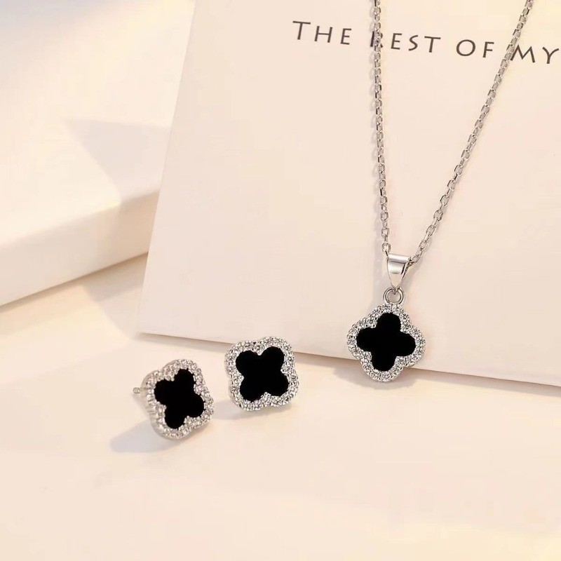 ใหม่ Four-Leaf Clover สร้อยคอเหล็กไทเทเนียมหญิงอารมณ์หรูหรา Simple Niche All-Match จี้สร้อยคอหูชุด