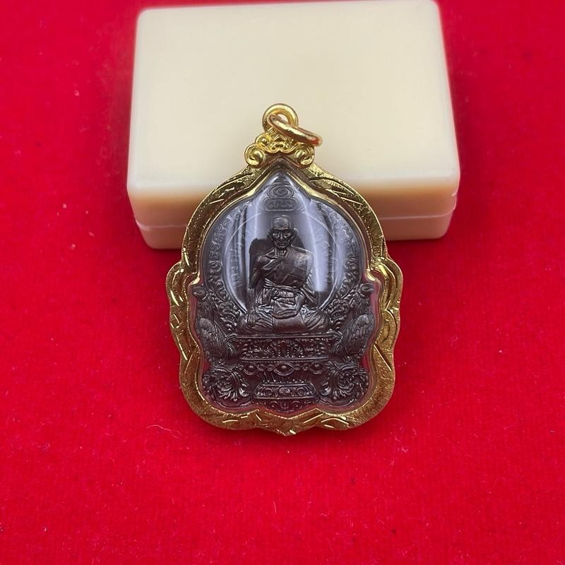 เหรียญหลวงพ่อรวย รุ่น รวยก้าวหน้า ปี60 เลี่ยมกันน้ำ