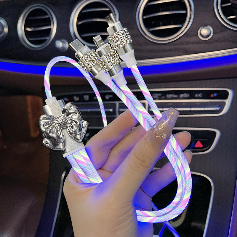 โทรศัพท์มือถือในรถยนต์สายชาร์จเร็วพร้อมหนึ่งถึงสามเพชร Studded Flow Light ที่ชาร์จแบตในรถ 3-In-1 Universal Emitting Light