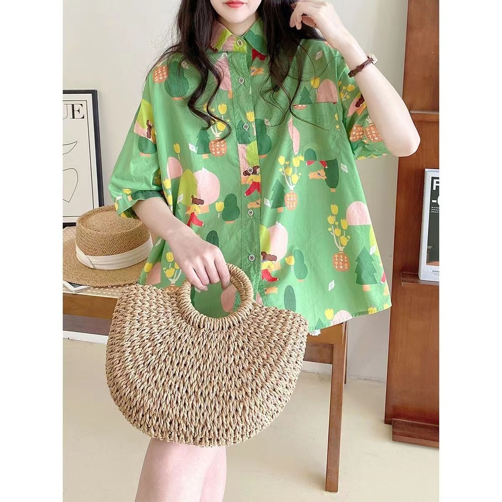 เสื้อเชิ้ตแขนสั้นพิมพ์ลายสีเขียวสั้น - สไตล์และหลวมด้านบนกับฮ่องกง - สไตล์ย้อนยุคแฟชั่นอินเทรนด์เหมาะสําหรับสวมใส่ด้านนอกหรือภายในเป็นสั้น - สไตล์อินเทร