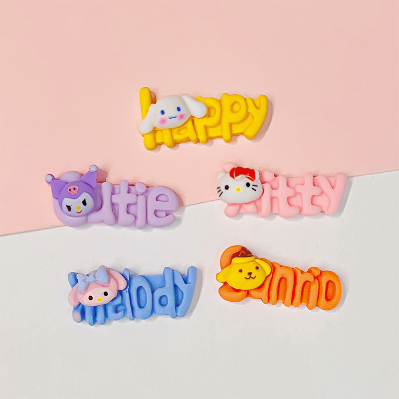 [100ในสต็อก] การ์ตูนชุดตัวอักษรภาษาอังกฤษ Sanrio ครีมกาว DIY เคสมือถือกิ๊บติดผมกล่องเครื่องเขียนอุปกรณ์เสริมแพทช์