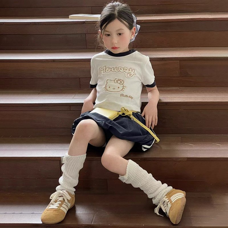 เด็ก All-Match ดอกไม้ Bud กระโปรง 2025 สาว KT แมวเย็บปักถักร้อยการจับคู่สีรอบคอแขนสั้นด้านบนชุดสองชิ้น