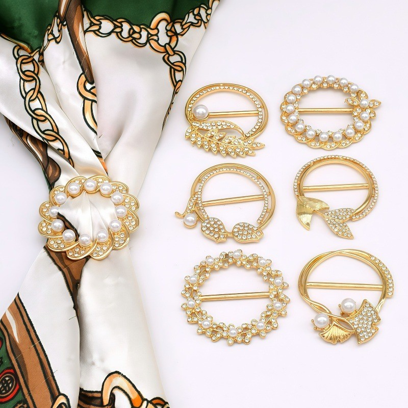 ใหม่สไตล์ผ้าพันคอแหวนผ้าคลุมไหล่หัวเข็มขัดเข็มกลัดแหวน ซินซิน ผ้าพันคอไหมหมวกขาเสื้อผ้ามุมหัวเข็มขัดรูปแบบต่างๆ