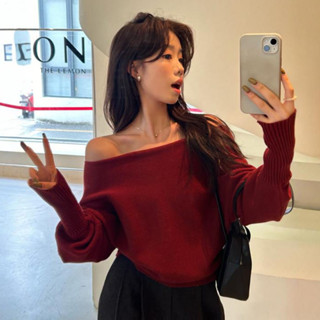 Dahong 🌟D607 เสื้อไหมพรมแขนยาวสีแดง ดีเทล เสื้อสเวตเตอร์ไหล่…